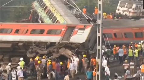 直击印度列车事故救援现场侧翻车厢挤压堆叠连接处铁皮被撞变形 - YouTube