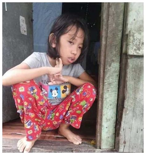 缅甸一男子外出打短工4天未归，留在家中的孩子患病无依无靠|新冠肺炎_新浪新闻
