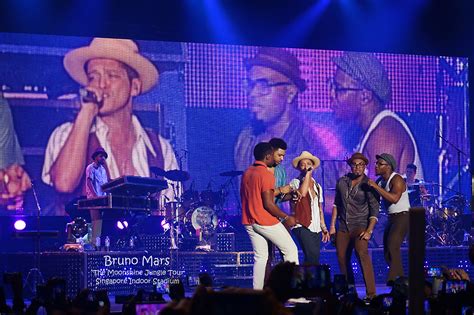 Bruno Mars Wows Audience in 1st Ever Concert in Singapore | SENATUS