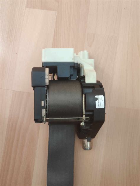 Seat belt stuck : r/MechanicAdvice