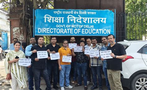 दिल्ली: फीस बढ़ोतरी और छात्रों के नाम काटे जाने को लेकर अभिभावकों ने ...