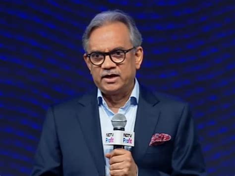 आशीष चौहान, सेबी के पूर्व अध्यक्ष यूके सिंहा ने NSE की घंटी बजाकर किया ...