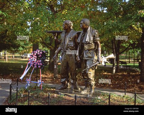 Three soldiers statue vietnam veterans hi-res stock photography and ...