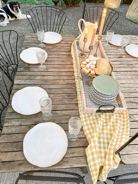 Table Setting Country Style 的图像结果