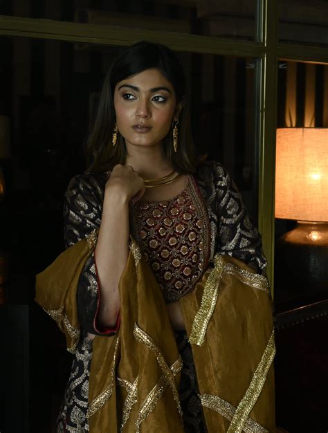 Mukesh Dupatta in Vintage Gold Tissue – Shorshe Clothing