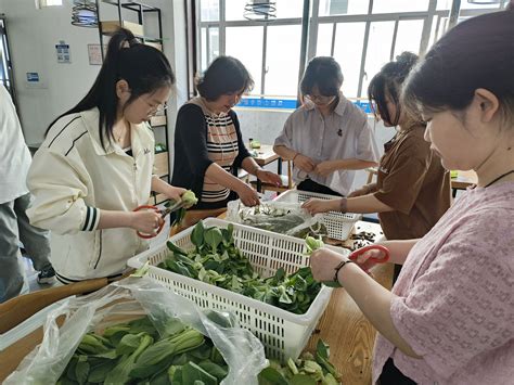 春暖花开 共享校园美好"食"光------校园美好“食”光系列活动之食堂帮厨-华中农业大学资产经营与后勤保障部