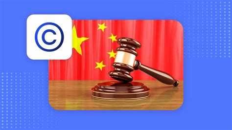 중국 국기 뒤로 저작권 심볼과 판사 망치 — 한중 저작권 보호와 법적 협력 상징