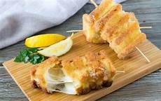 mozzarella in carrozza siciliana spiedini di mozzarella in carrozza versione light e una mozzarella in carrozza siciliana spiedini di mozzarella in carrozza versione light e una