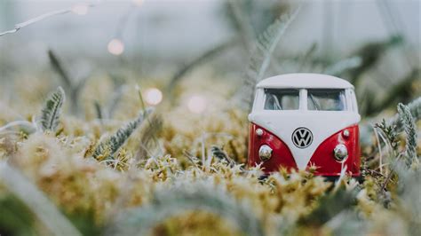 Download wallpaper 3840x2160 machine, bus, toy, grass, close-up 4k uhd ...