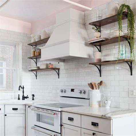 Serene White Haven: A Light-Infused Contemporary Kitchen Retreat