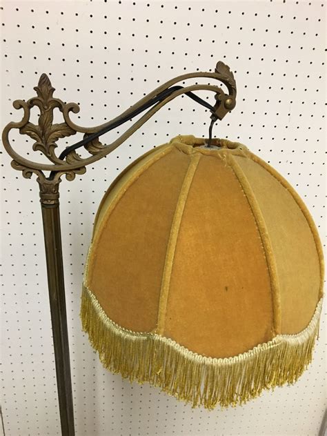 BRASS FLOOR LAMP (ANTIQUE)