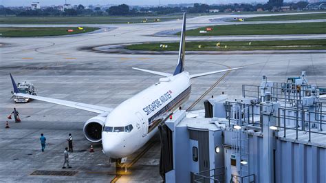 How Do Singapore Airlines' Checked Baggage Allowances Vary?