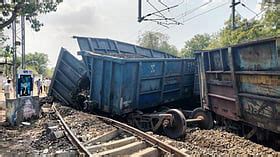 VIDEO: Jalgaon-Surat Coal-Laden Goods Train Derails Near Amalner; 7 ...