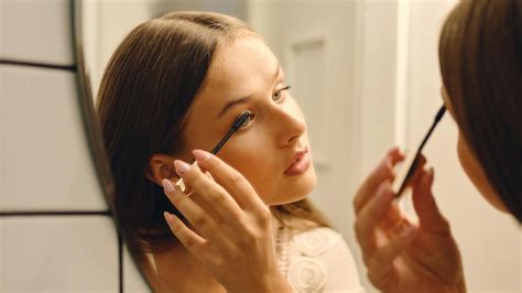 சூப்பர் டிப்ஸ்! மஸ்காரா பிரஷை இப்படி சுத்தம் செய்யுங்களேன்! | tips use ...