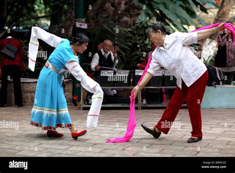 Local People Dancing 的图像结果