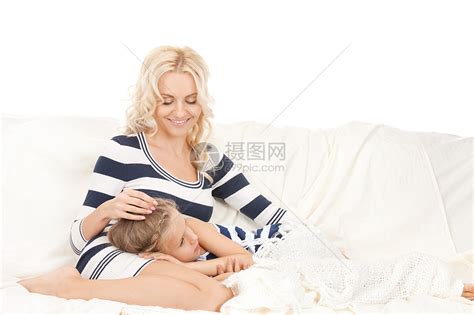 幸福的母亲和小女孩女性女士妈妈童年福利女孩拥抱母性乐趣女儿高清图片下载-正版图片321378354-摄图网