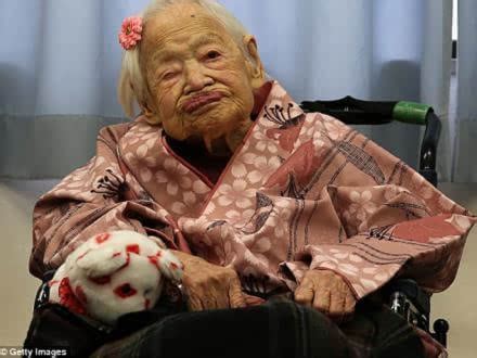 最长寿102岁时还坚持做深蹲，妹纸们还敢偷懒吗？