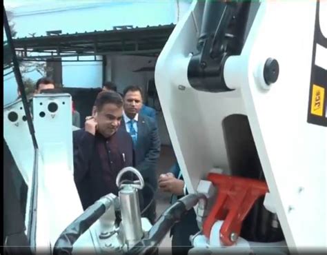 JCB debuts hydrogen technology in India with eco-friendly backhoe ...