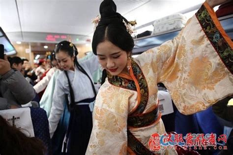 成都年轻人穿汉服乘地铁传递传统文化_教育_腾讯网