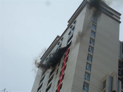 当场死亡！高层起火无处可逃，男子从70米阳台坠楼！|火灾_新浪新闻