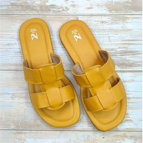 Horizon Yellow – The Madras Trunk