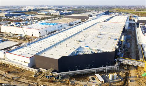 特斯拉二期工厂基本完工 新增“特斯拉上海超级工厂”中文标识醒目