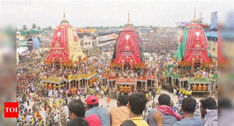 Puri servitors defy HC ban, allow kin on Lords' chariots | Bhubaneswar ...