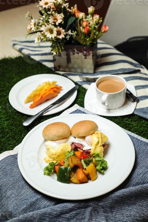 huevo Benedicto control deslizante con vegetal ensalada incluir tomate ...