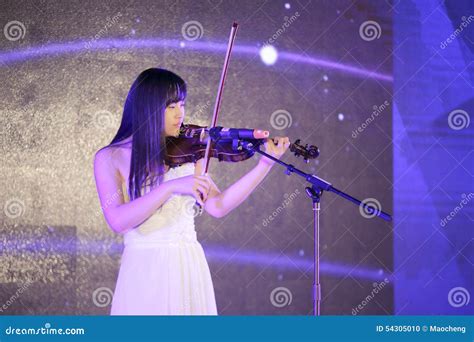 Female Violinist Play Carefully Editorial Image - Image of girl ...