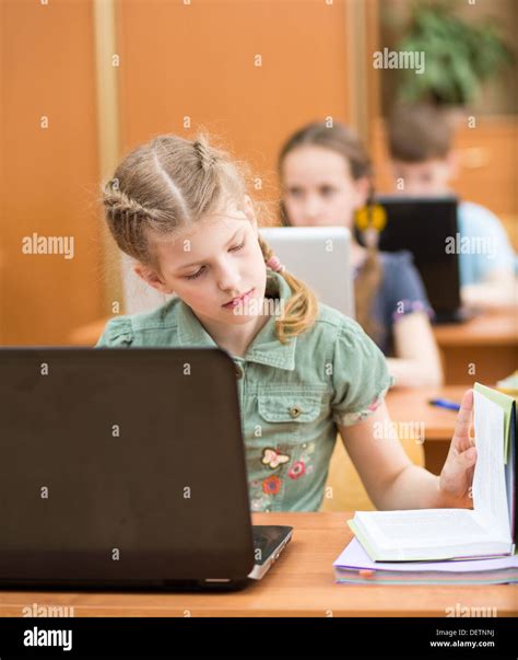 Child Using Computer 的图像结果