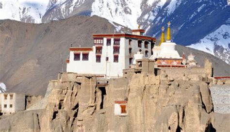 10 Magnificent Places To Visit in Ladakh - lifeberrys.com