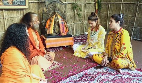 महाकुंभ 2025 में रवीना टंडन ने बेटी राशा संग लगाई आस्था की डुबकी,स्वामी ...