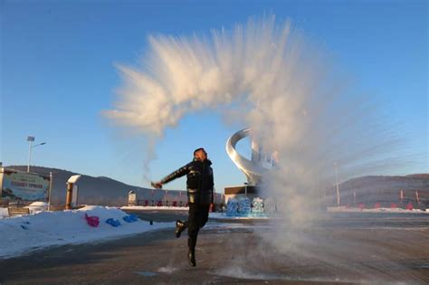 黑龙江漠河：公安边防官兵极寒天气泼水成冰挑战极寒--生态--人民网