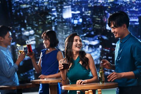 快乐的青年人在酒吧喝酒高清图片下载-正版图片507674128-摄图网