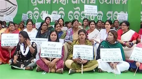 BJD rakes up PMAY issue, launches protest near Raj Bhavan