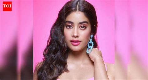 Fans comment 'super hot', 'gorgeous' as Janhvi Kapoor shares a ...