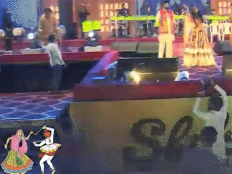 Rajkot Indranil Rajyaguru Falls Stage Garba; Mahadev Bhajan VIDEO Viral ...