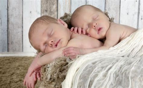 双胞胎婴幼儿起名,给双胞胎宝宝取名的十大禁忌给宝宝起名字真是个烦恼的事,而且还有