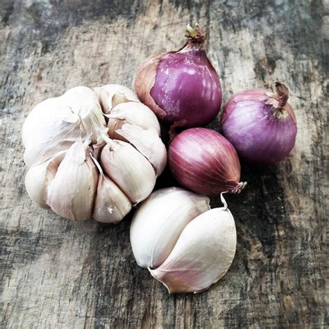 https://foodiosity.com/wp-content/uploads/2020/12/onions-and-garlic.jpg?utm_source=chatgpt.com