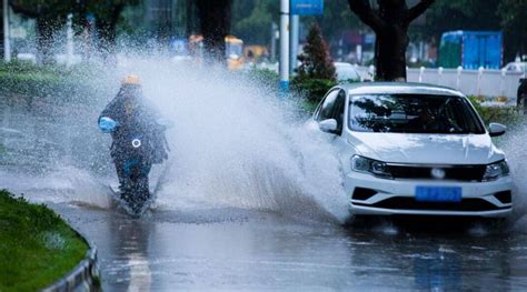 早高峰暴雨，心急司机驶过积水不减速，路人被溅一身泥水 | 晨镜头 - 周到上海