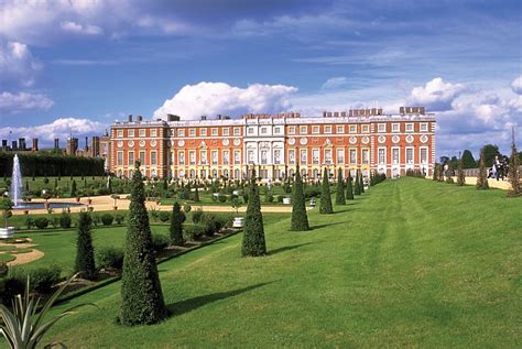 Hampton Court | Tudor architecture, gardens, maze | Britannica