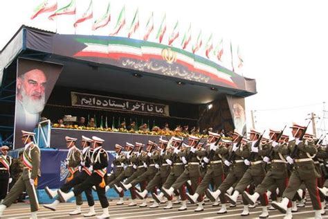 伊朗阅兵受重创，29人应声倒地，军方怒指幕后黑手：血债血偿_武装