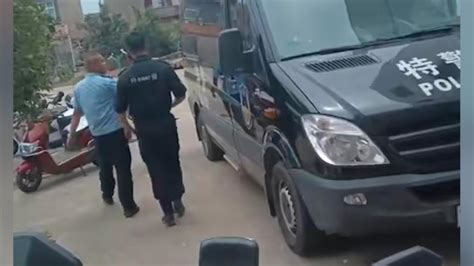 武汉警方通报45岁男子在居民区持刀伤3人，已被抓获归案_七环视频_澎湃新闻-The Paper