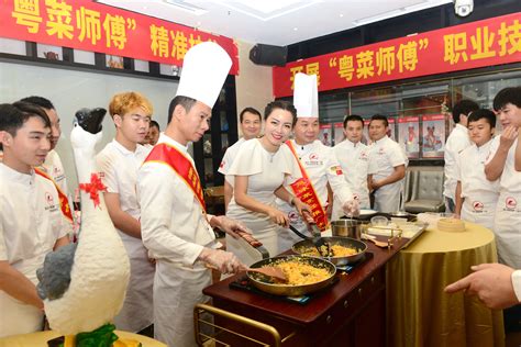 上海职工食堂调查： 菜品更丰富、品质感提升，热量、脂肪摄入还能一目了然|上海市_新浪新闻