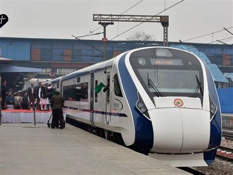 刚刚上线的印度第二代“半高铁”列车，撞了_腾讯新闻