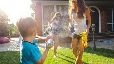 夏天孩子泼水玩耍元素素材下载-正版素材401139791-摄图网