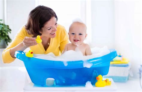 小婴儿多久洗一次澡才合适？美国儿科学会：天天洗澡未必恰当_腾讯新闻