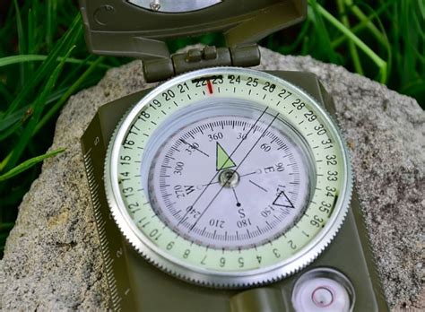 How to Use a Compass without Map 的图像结果