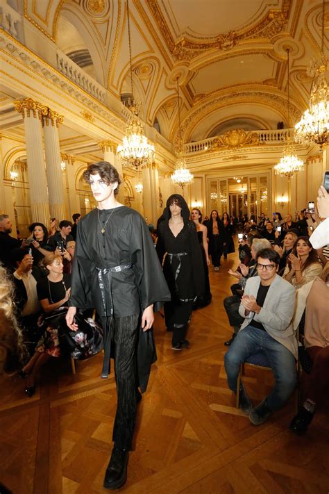 El excéntrico desfile de Panni Margot con Celeste Muriega y Christian Sancho, y diseños creados ...