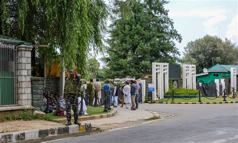 Some families meet Kashmir political prisoners, Omar Abdullah gets ...